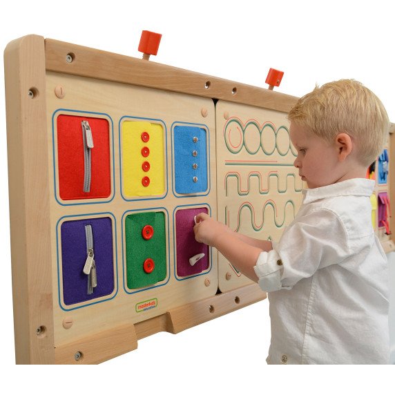 MASTERKIDZ Montessori sienos lentelė su durų atidarymo ir uždarymo mechanizmais, skyrelių slydintys valdikliai ir mygtukai.