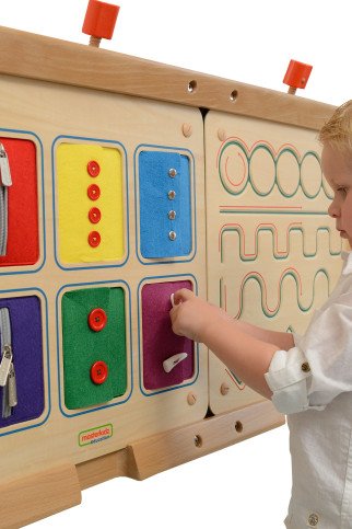 MASTERKIDZ Montessori sienos lentelė su durų atidarymo ir uždarymo mechanizmais, skyrelių slydintys valdikliai ir mygtukai.