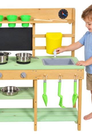 WOOPIE GREEN Medinis purvinas virtuvėlis sodui su laikrodžiu, čiaupu ir puodais WOOPIE GREEN Medinis purvinas virtuvėlis sodui su laikrodžiu, čiaupu ir puodais