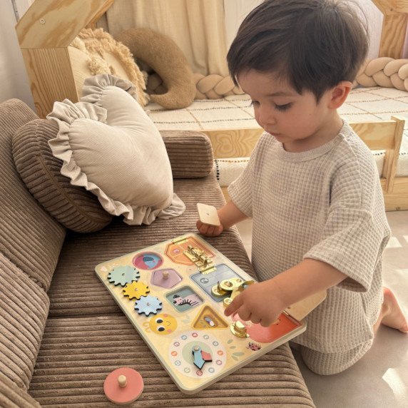 TOOKY TOY Manipuliacinis lenta su spynomis, žiedais, raktu, dėžutėmis, rodyklėmis ir laikrodžiu.