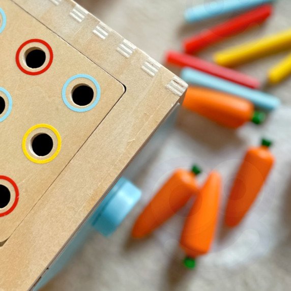 WOOPIE GREEN Medinis mokomasis stalčius 4-in-1 Montessori rūšiavimo morkų žaidimas FSC