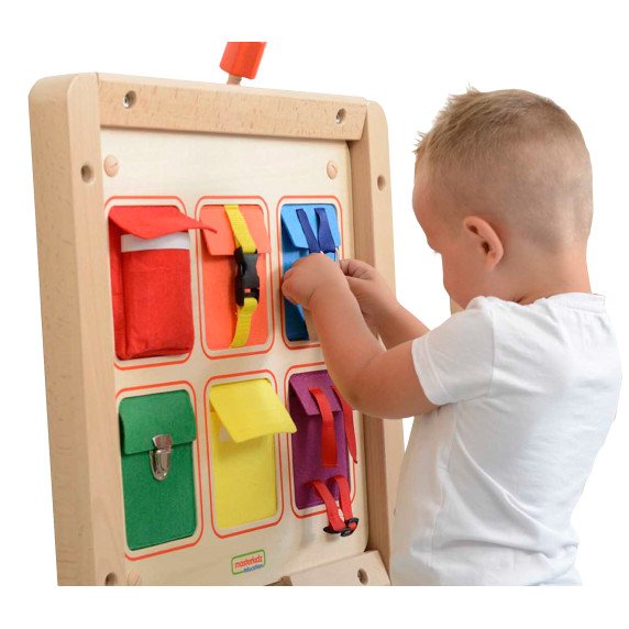 MASTERKIDZ medinis lankstus sienos manipuliavimo stalas su spalvingais kišenėliais, sagomis ir velkroju