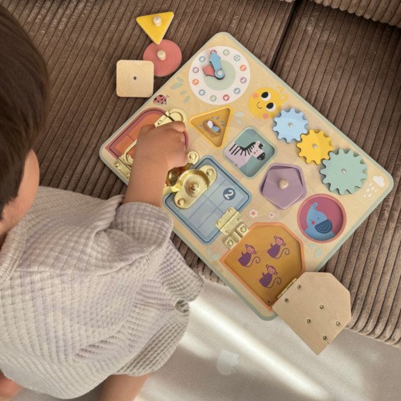 TOOKY TOY Manipuliacinis lenta su spynomis, žiedais, raktu, dėžutėmis, rodyklėmis ir laikrodžiu.