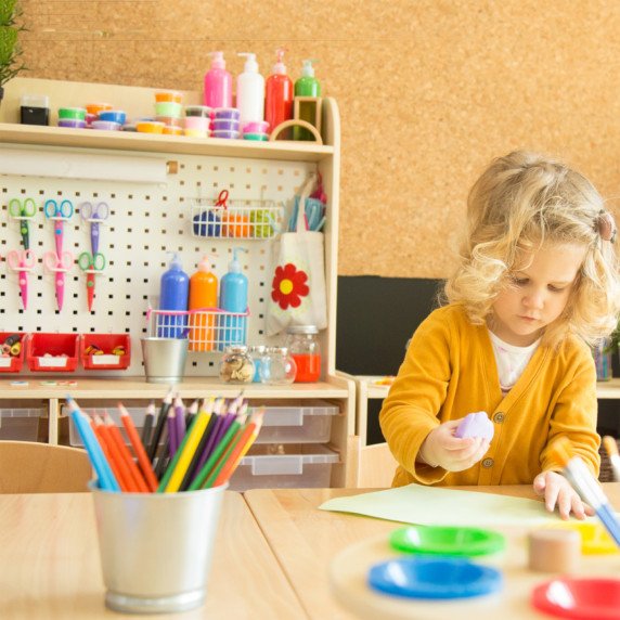 KLASIKINIS PASAULIO EDUKACINIS plastikinis spintelė reikmenims
