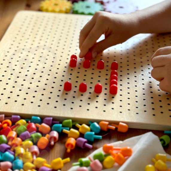 TOOKY TOY Montessori Mozaikos galvosūkių lenta su smeigėmis „Climbing“ 88 vnt.