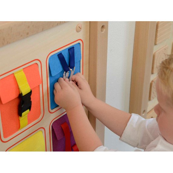 MASTERKIDZ medinis lankstus sienos manipuliavimo stalas su spalvingais kišenėliais, sagomis ir velkroju