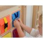 MASTERKIDZ medinis lankstus sienos manipuliavimo stalas su spalvingais kišenėliais, sagomis ir velkroju