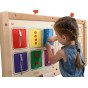 MASTERKIDZ Montessori sienos lentelė su durų atidarymo ir uždarymo mechanizmais, skyrelių slydintys valdikliai ir mygtukai.
