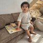 TOOKY TOY Manipuliacinis lenta su spynomis, žiedais, raktu, dėžutėmis, rodyklėmis ir laikrodžiu.