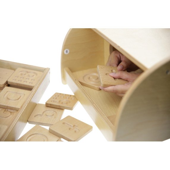 MASTERKIDZ Jutiklinė žaislų mokymo priemonė Išmokite atpažinti raides, skaičius ir formas lietimu Montessori metodu