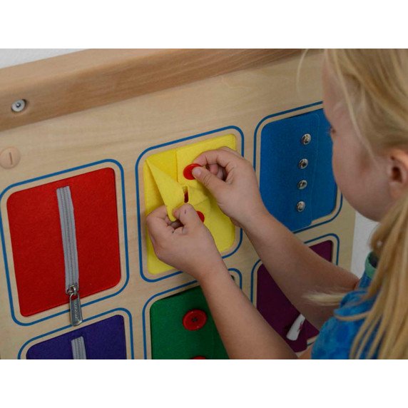 MASTERKIDZ Montessori sienos lentelė su durų atidarymo ir uždarymo mechanizmais, skyrelių slydintys valdikliai ir mygtukai.