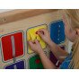 MASTERKIDZ Montessori sienos lentelė su durų atidarymo ir uždarymo mechanizmais, skyrelių slydintys valdikliai ir mygtukai.
