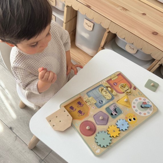 TOOKY TOY Manipuliacinis lenta su spynomis, žiedais, raktu, dėžutėmis, rodyklėmis ir laikrodžiu.