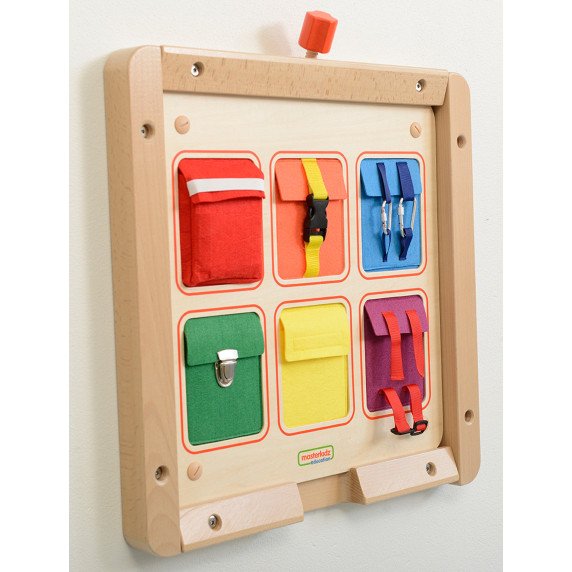 MASTERKIDZ medinis lankstus sienos manipuliavimo stalas su spalvingais kišenėliais, sagomis ir velkroju