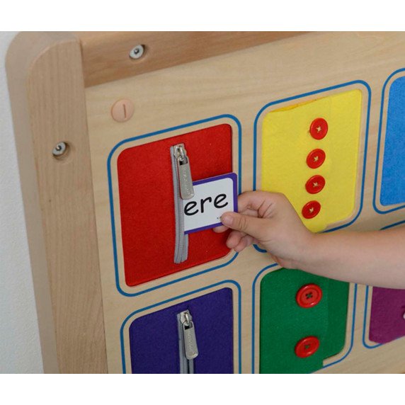MASTERKIDZ Montessori sienos lentelė su durų atidarymo ir uždarymo mechanizmais, skyrelių slydintys valdikliai ir mygtukai.
