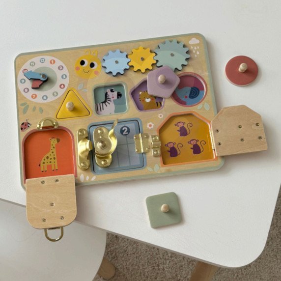 TOOKY TOY Manipuliacinis lenta su spynomis, žiedais, raktu, dėžutėmis, rodyklėmis ir laikrodžiu.