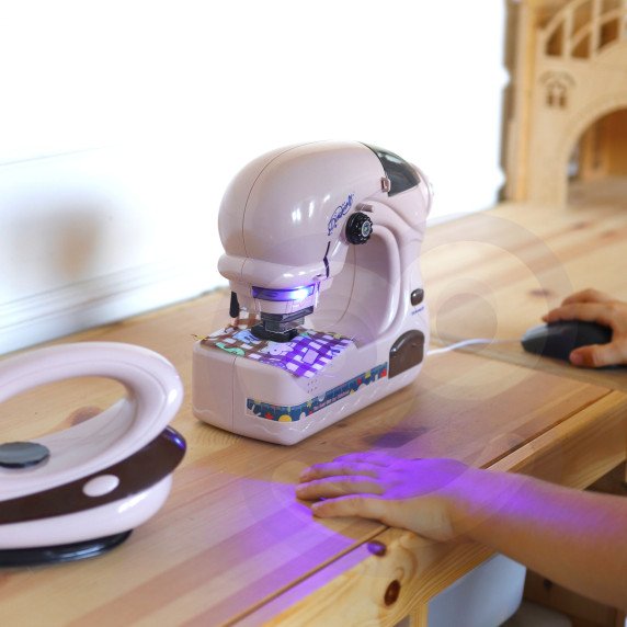 WOOPIE 2-in-1 rinkinys mažų buitinės technikos prietaisų: Siuvimo mašina su lygintuvu ir purkštuvu