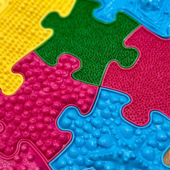WOOPIE ortopedinis pojūčių kilimėlis „Royal Puzzle“ su 26 dėlionėmis + 4 mažomis.