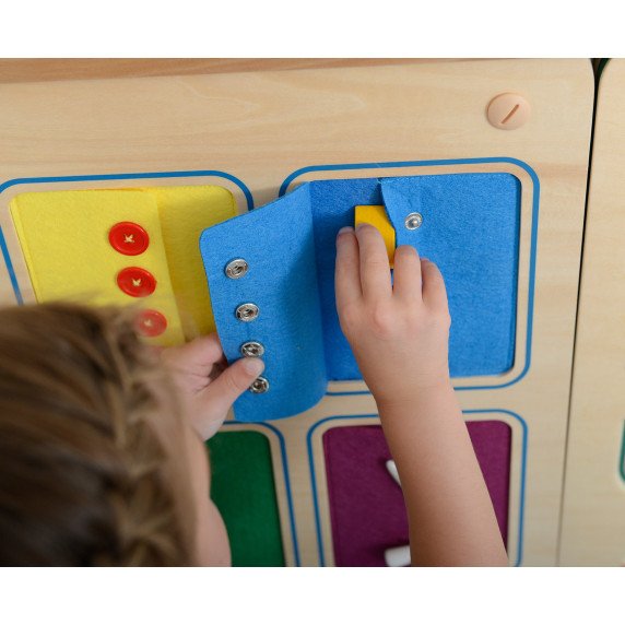 MASTERKIDZ Montessori sienos lentelė su durų atidarymo ir uždarymo mechanizmais, skyrelių slydintys valdikliai ir mygtukai.