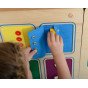 MASTERKIDZ Montessori sienos lentelė su durų atidarymo ir uždarymo mechanizmais, skyrelių slydintys valdikliai ir mygtukai.