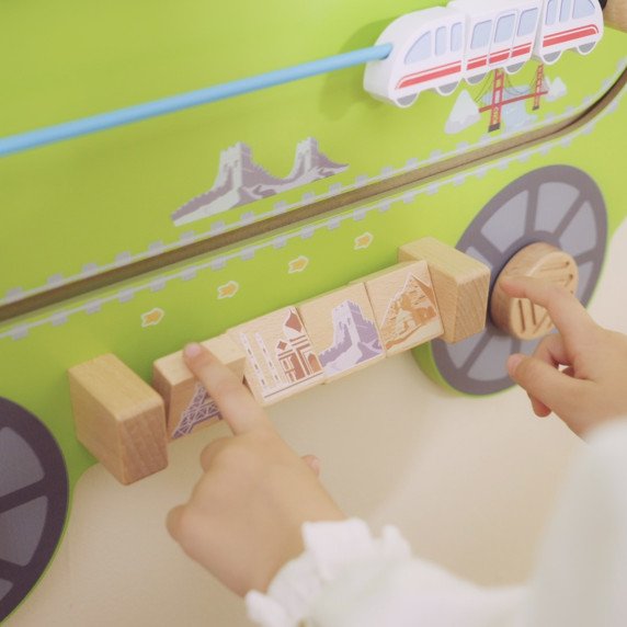 Montessori sensorinė manipuliacinė lenta „Traukinys“