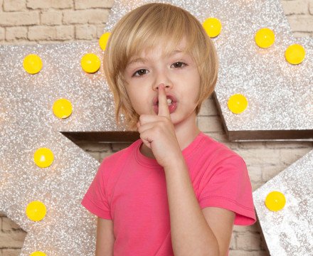 Kaip suprasti, kad vaikas per jautrus arba per mažai reaguoja į dirgiklius?