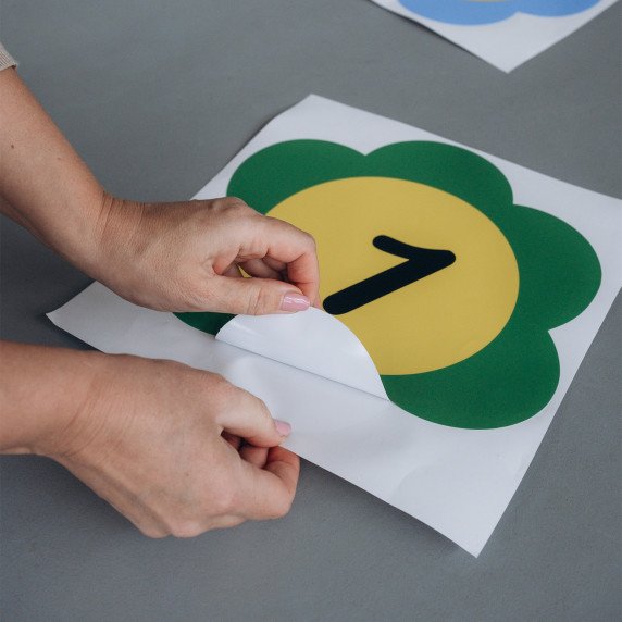 MAŽOS RYŠKIOS GĖLĖS SU SKAIČIAIS Grindų lipdukas