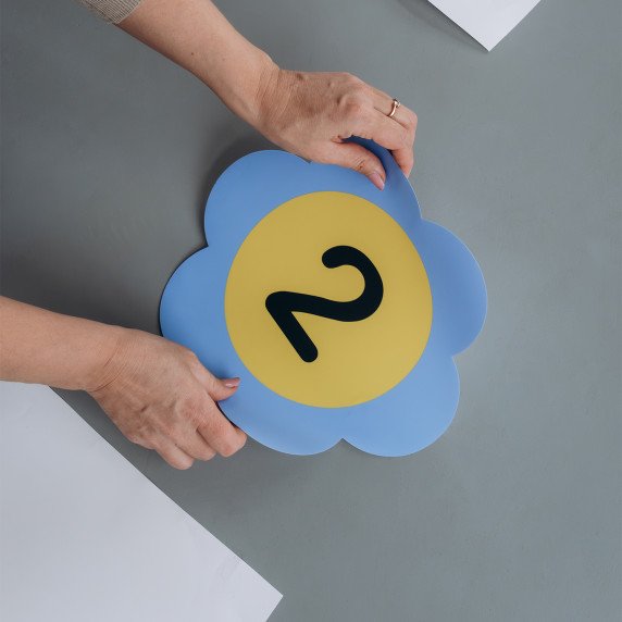 MAŽOS RYŠKIOS GĖLĖS SU SKAIČIAIS Grindų lipdukas