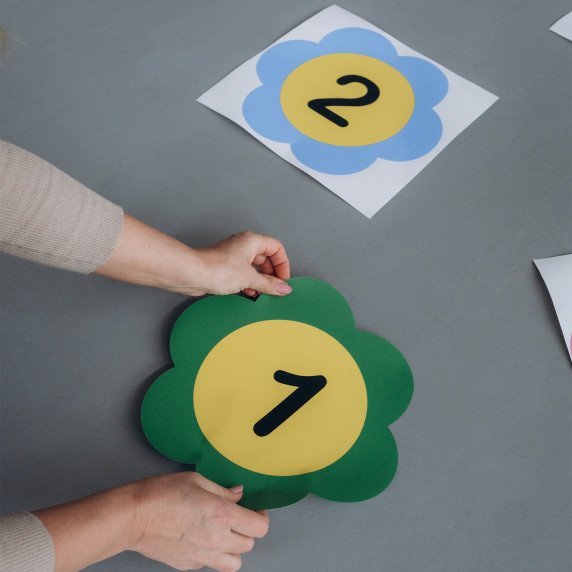 MAŽOS RYŠKIOS GĖLĖS SU SKAIČIAIS Grindų lipdukas