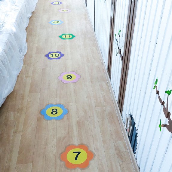 MAŽOS RYŠKIOS GĖLĖS SU SKAIČIAIS Grindų lipdukas