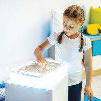 SENSORINĖ ŠVIEČIANTI DĖŽĖ SU SMĖLIU