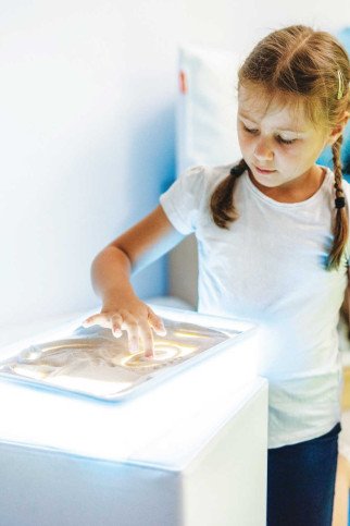 SENSORINĖ ŠVIEČIANTI DĖŽĖ SU SMĖLIU