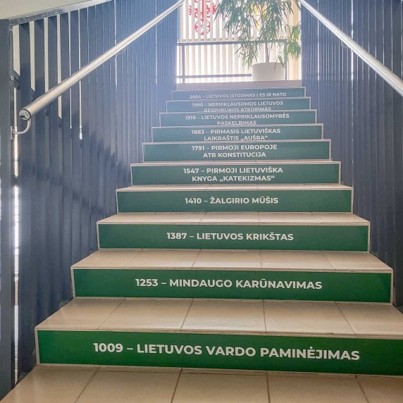 ŽINGSNIAIS PER LIETUVOS ISTORIJĄ Edukuojantys laiptų lipdukai