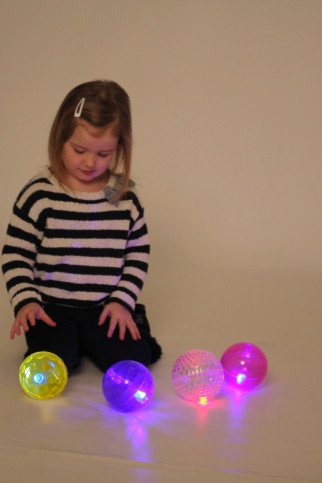 Tekstūriniai šviečiantys kamuoliai (4 vnt.) Tekstūriniai šviečiantys kamuoliai (4 vnt.)