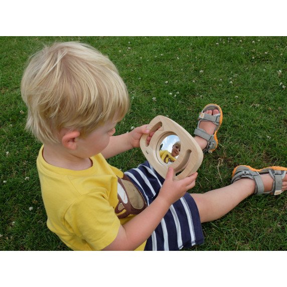 Rankinis veidrodis mediniame rėmelyje