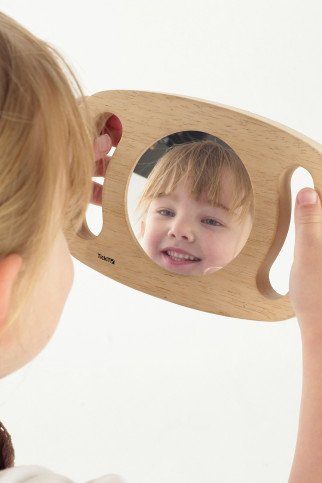 Rankinis veidrodis mediniame rėmelyje Rankinis veidrodis mediniame rėmelyje