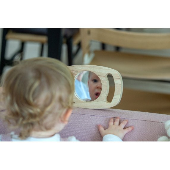 Rankinis veidrodis mediniame rėmelyje