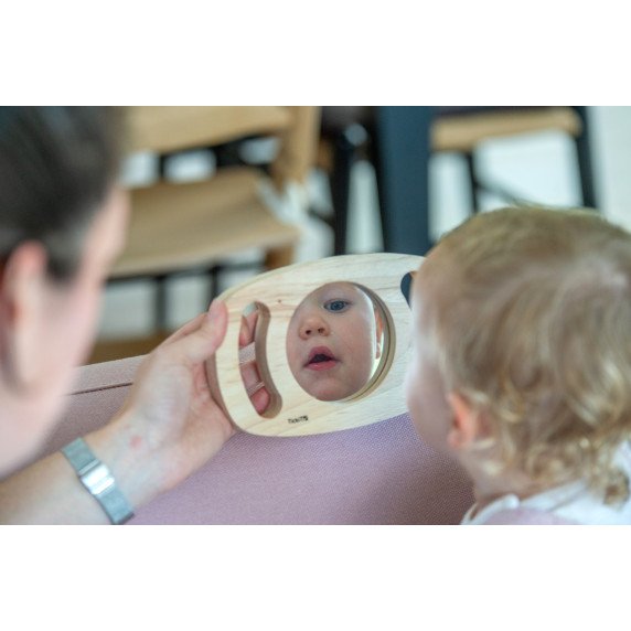 Rankinis veidrodis mediniame rėmelyje