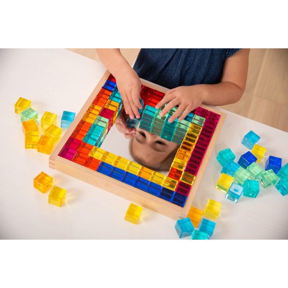 Spalvotų permatomų kubelių rinkinys su veidrodiniu mediniu padėklu (100 vnt.)