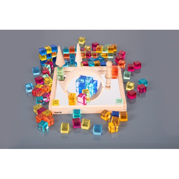 Spalvotų permatomų kubelių rinkinys su veidrodiniu mediniu padėklu (100 vnt.)