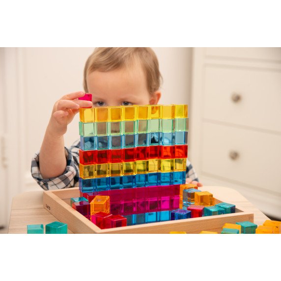 Spalvotų permatomų kubelių rinkinys su veidrodiniu mediniu padėklu (100 vnt.)