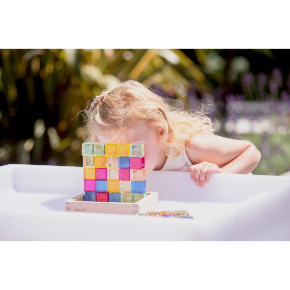 Spalvotų skaidrių kubelių rinkinys su veidrodiniu padėklu (25 vnt.)