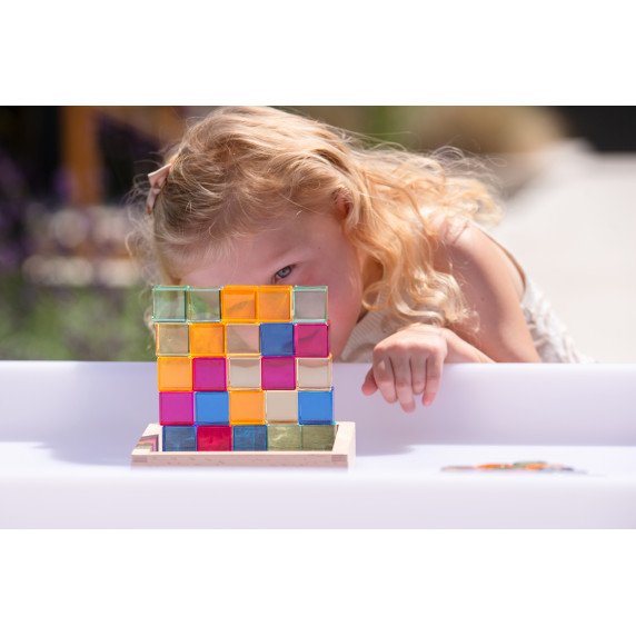 Spalvotų skaidrių kubelių rinkinys su veidrodiniu padėklu (25 vnt.)