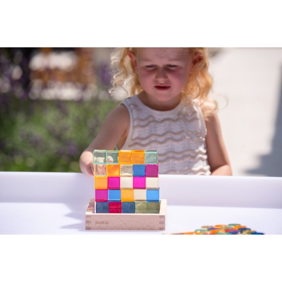 Spalvotų skaidrių kubelių rinkinys su veidrodiniu padėklu (25 vnt.)