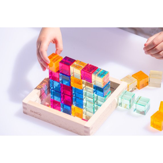 Spalvotų skaidrių kubelių rinkinys su veidrodiniu padėklu (25 vnt.)