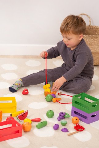 VAISIAI IR DARŽOVĖS Rūšiavimo ir vėrimo žaidimas