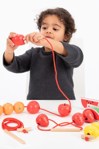 MEDINIAI VAISIAI Vėrimo žaidimas motorikai lavinti