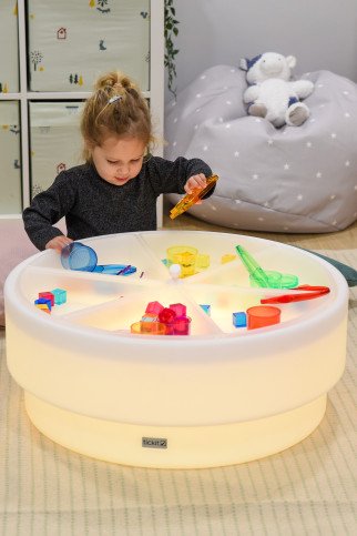 Žemas šviečiantis atradimų stalas