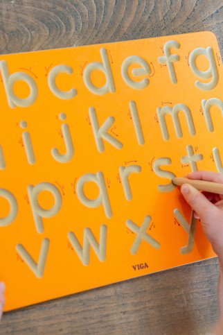 MAŽOSIOS RAIDĖS Edukacinė – sensorinė lenta