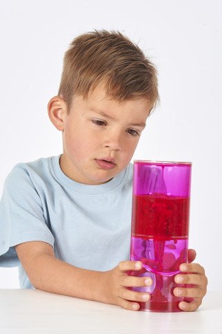 Skaidrus indas su judančiu skysčiu Skaidrus indas su judančiu skysčiu